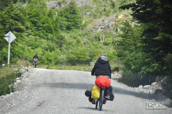 Vista frequente na Carretera Austral: valentes ciclistas trafegando pelo caminho, no sul do Chile